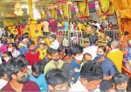 కిక్కిరిసిన దుర్గమ్మ సన్నిధి