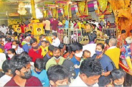 కిక్కిరిసిన దుర్గమ్మ సన్నిధి