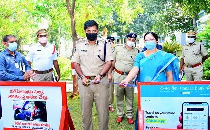 పోలీస్ కమీషనరేట్‌కు బారికేడ్లు అందజేత