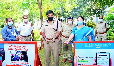 పోలీస్ కమీషనరేట్‌కు బారికేడ్లు అందజేత
