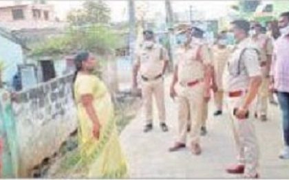 రామవరప్పాడు, ప్రసాదంపాడులో పోలీసుల తనిఖీలు