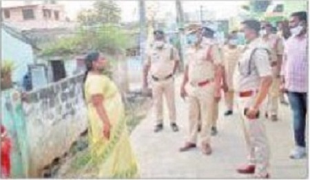 రామవరప్పాడు, ప్రసాదంపాడులో పోలీసుల తనిఖీలు