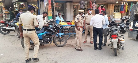 కర్ఫ్యూ ఉల్లంఘనలపై కేసులు