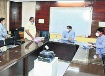 లే అవుట్లకు సమీపంలో చిన్న తరహా పరిశ్రమలు