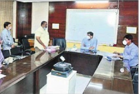 లే అవుట్లకు సమీపంలో చిన్న తరహా పరిశ్రమలు