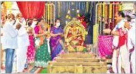 సరస్వతీదేవిగా దుర్గమ్మ దర్శనం
