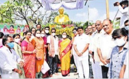 కళాకారుల సంక్షేమం కోసం కృషి చేయాలి