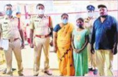 తప్పిపోయిన బాలిక తల్లిదండ్రులకు అప్పగింత