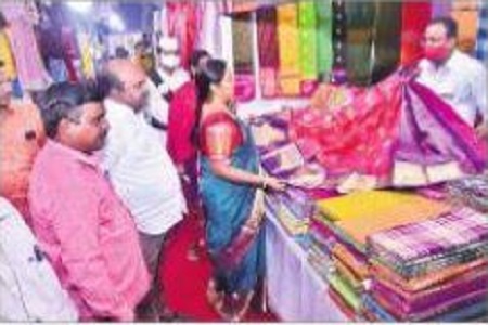 చేనేత వస్త్రాలను ఆదరించాలి