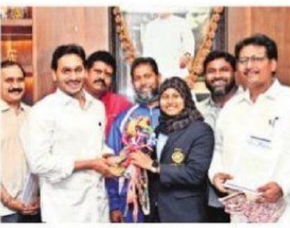 క్రీడాకారులకు ప్రోత్సాహం