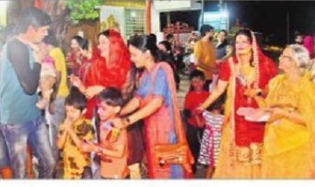 నగరంలో హోలీ సందడి