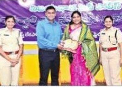 మహిళామణులకు సత్కారం