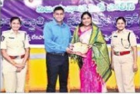 మహిళామణులకు సత్కారం