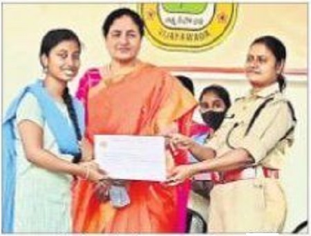 ఆడపిల్లలు ధైర్యంగా ఉండాలి
