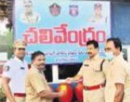 ట్రాఫిక్ పోలీసుల చలివేంద్రం ప్రారంభం