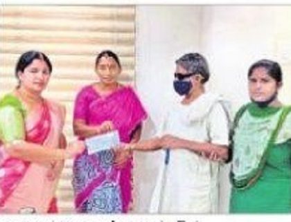 పారిశుద్ధ్య కార్మికురాలికి పరిహారం చెల్లింపు