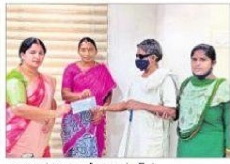 పారిశుద్ధ్య కార్మికురాలికి పరిహారం చెల్లింపు