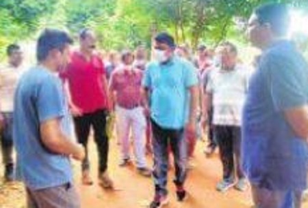 రహదారి నిర్మాణ పనుల పరిశీలన