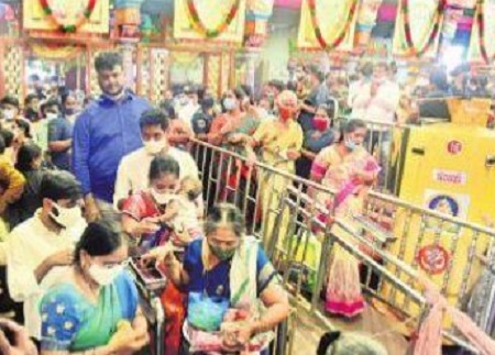 దుర్గమ్మ సన్నిధిలో భక్తుల రద్దీ