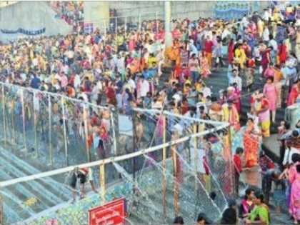 స్నానఘాట్లు కిట కిట