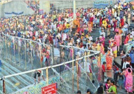 స్నానఘాట్లు కిట కిట