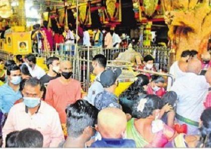 దుర్గమ్మ సన్నిధిలో భక్తుల రద్దీ