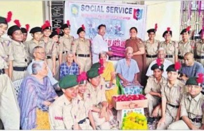 వృద్ధులకు దుప్పట్లు, పండ్లు పంపిణీ