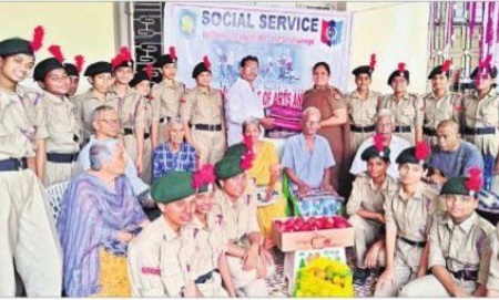 వృద్ధులకు దుప్పట్లు, పండ్లు పంపిణీ