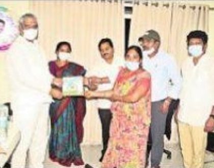 సర్వ హక్కులతో ఇంటి పత్రాల పంపిణీ