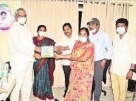 సర్వ హక్కులతో ఇంటి పత్రాల పంపిణీ