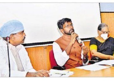 రోగులను అతిథులుగా భావించాలి