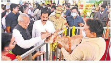గవర్నర్ కు ఆత్మీయ సత్కారం