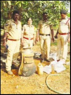 సారాయి బట్టీలపై ఎస్ఈబీ, పోలీసుల మెరుపుదాడులు