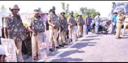 పోలీసుల దిగ్భందంలో  కృష్ణలంక వారధి