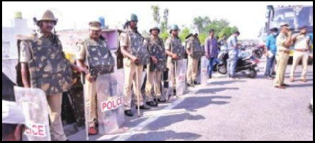 పోలీసుల దిగ్భందంలో  కృష్ణలంక వారధి
