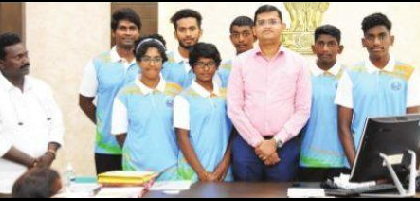 జలసంధిని ఈదిన బెజవాడ స్విమ్మర్లు