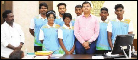 జలసంధిని ఈదిన బెజవాడ స్విమ్మర్లు