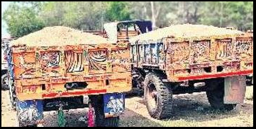 తెలంగాణకు ఇసుక తరలిస్తున్న ట్రాక్టర్ల సీజ్