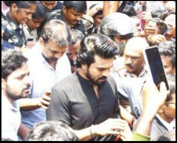 అమ్మవారి సన్నిధిలో ఆచార్య చిత్ర బృందం