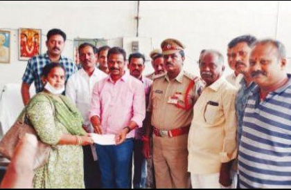 బాధిత కుటుంబానికి ఆర్థిక సాయం
