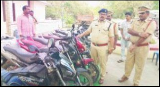 ద్విచక్ర వాహనాల దొంగ అరెస్టు