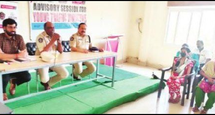 ట్రాఫిక్ నిబంధనలు పాటించాలి