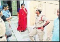 సీఐకి బాధితురాలి అభినందన