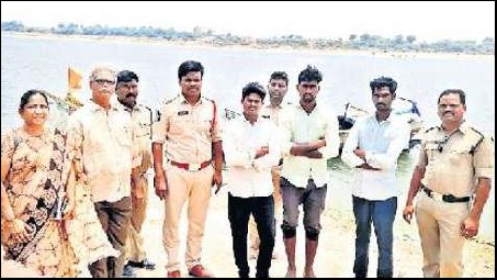 రెండు పడవలు సీజ్