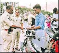 వాహనదారులు నిబంధనలు పాటించాలి