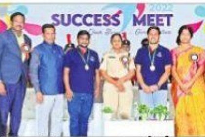 ఉద్యోగాలు ఇచ్చే స్థాయికి ఎదగాలి