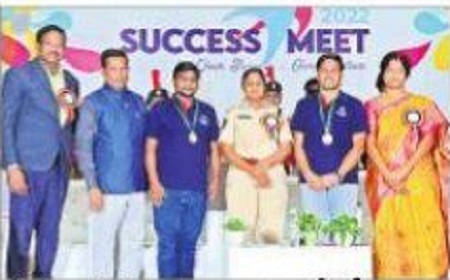 ఉద్యోగాలు ఇచ్చే స్థాయికి ఎదగాలి