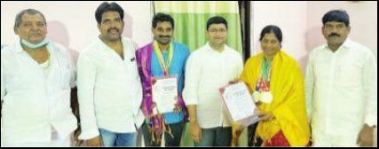జాతీయ స్విమ్మింగ్ పోటీల్లో ప్రతిభావంతులకు సన్మానం