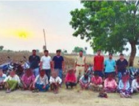 కోడిపందాల స్థావరంపై దాడి