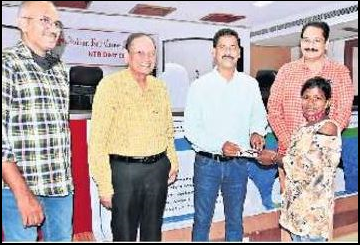 అనాధలను ఆదుకోవడానికి దాతలు ముందుకురావాలి